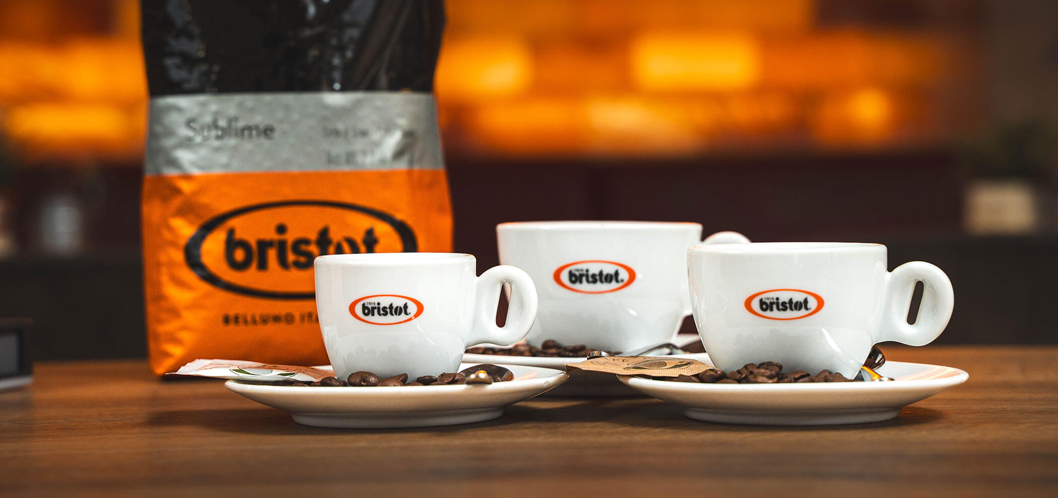 Drei Kaffeeschalen mit Kaffeebohnen im Hintergrund im Senfter's Bistro - Metzgerei Senfter