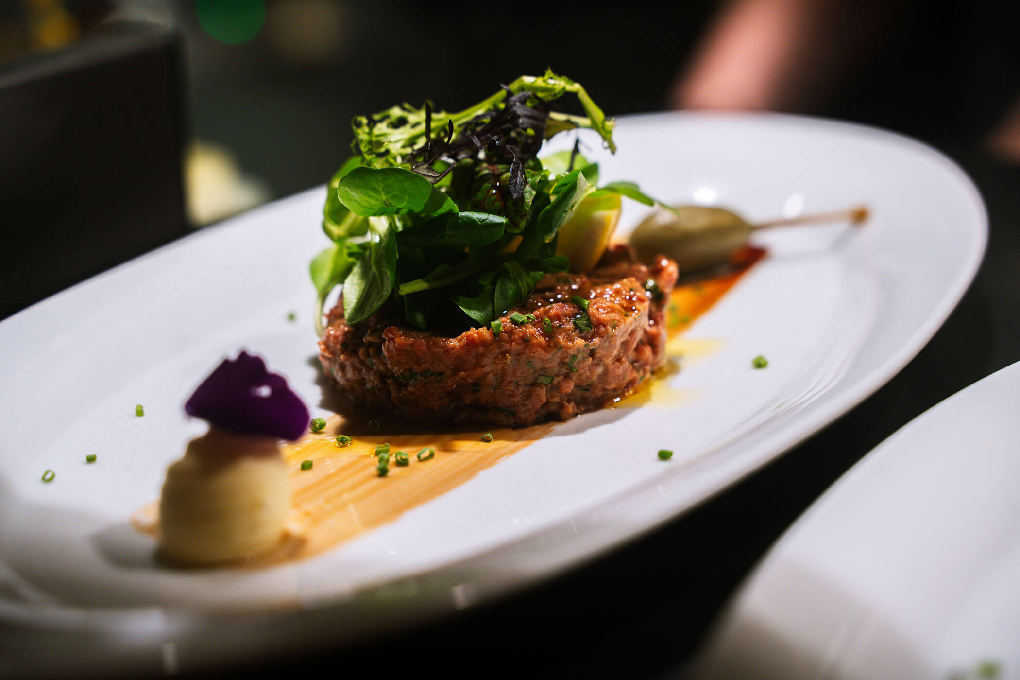 Tartar mit Salat oben drauf im Senfter's Bistro - Metzgerei Senfter