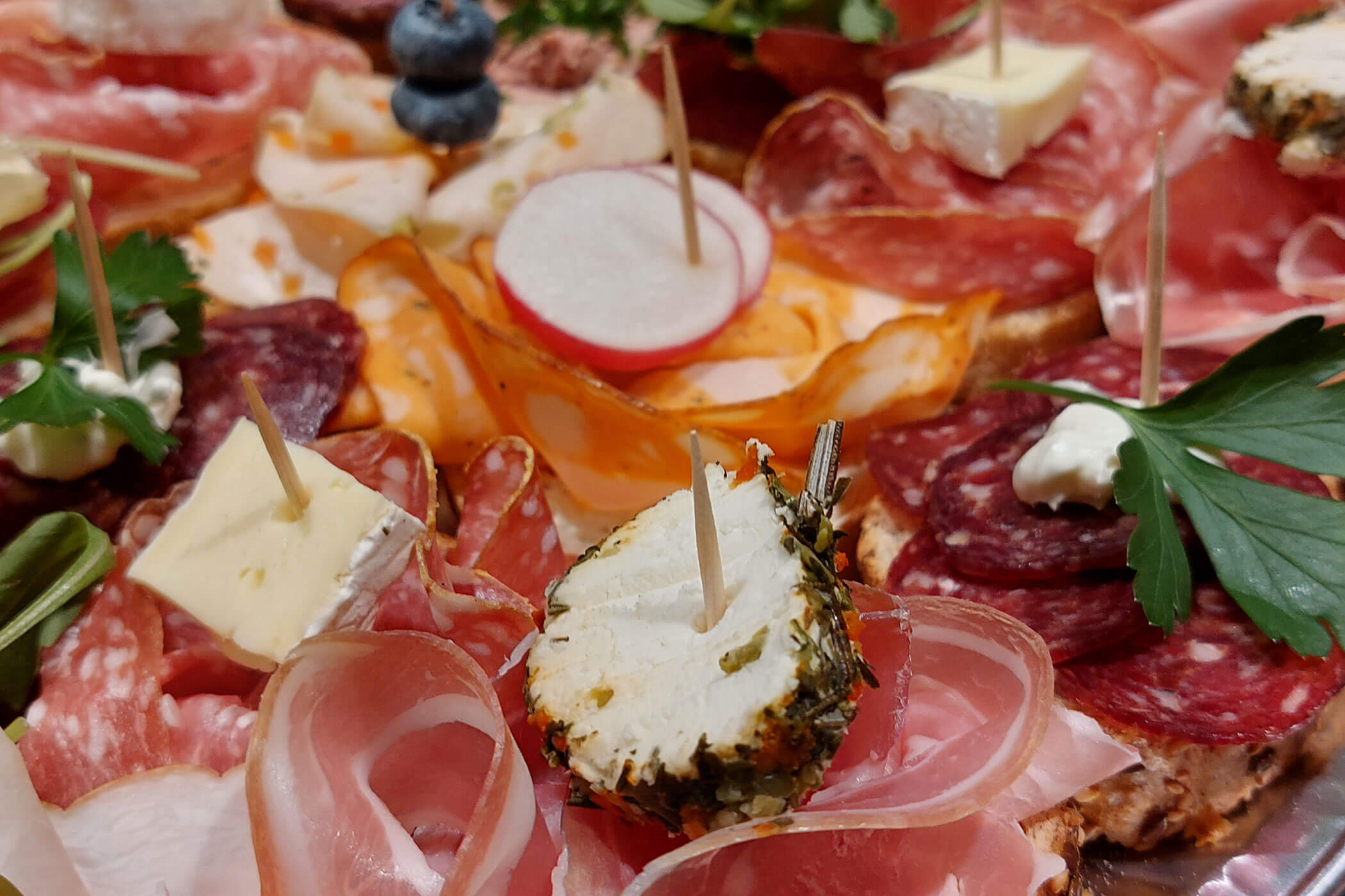 Belegte Brötchen mit Salami, Schinken, Speck und Gurken - Metzgerei Senfter