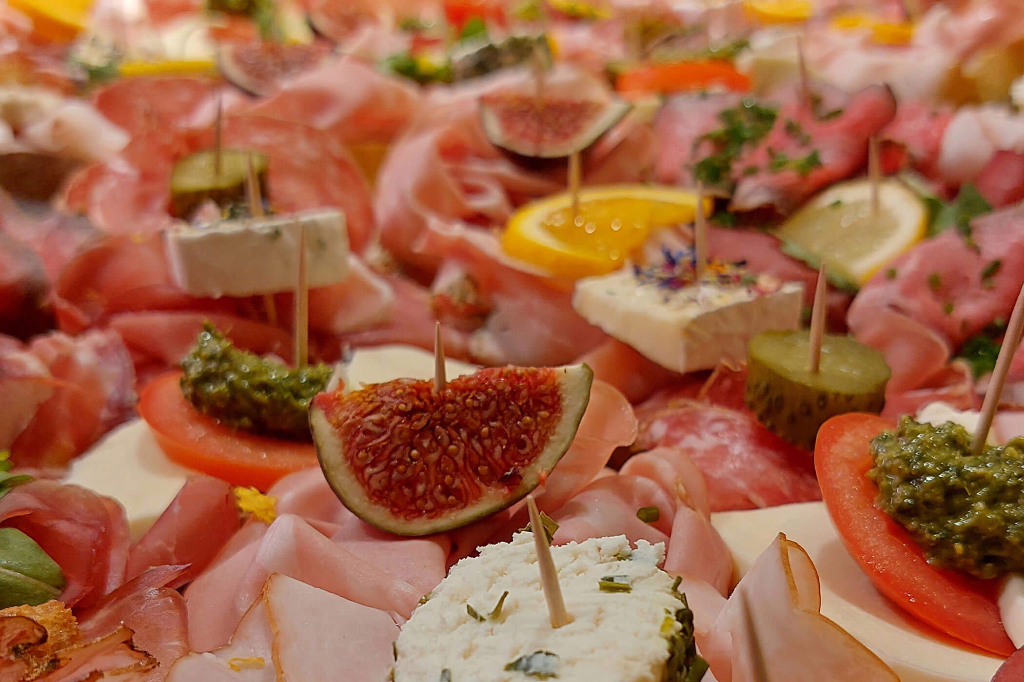 Verschiedene Brötchen mit Schinken, Salami, Käse, Tomaten und vieles mehr - Metzgerei Senfter