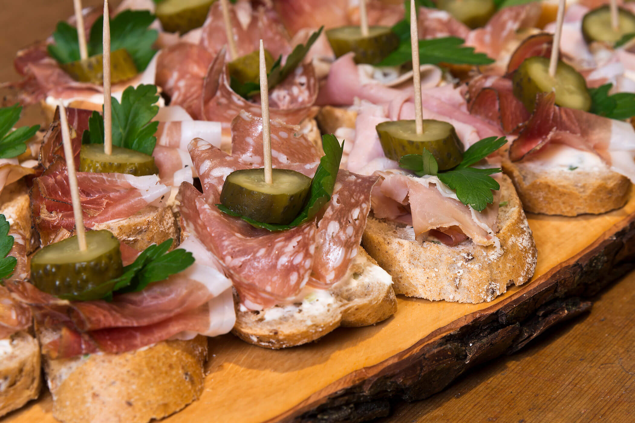 Belegte Brötchen mit Salami, Schinken, Speck und Gurken - Metzgerei Senfter