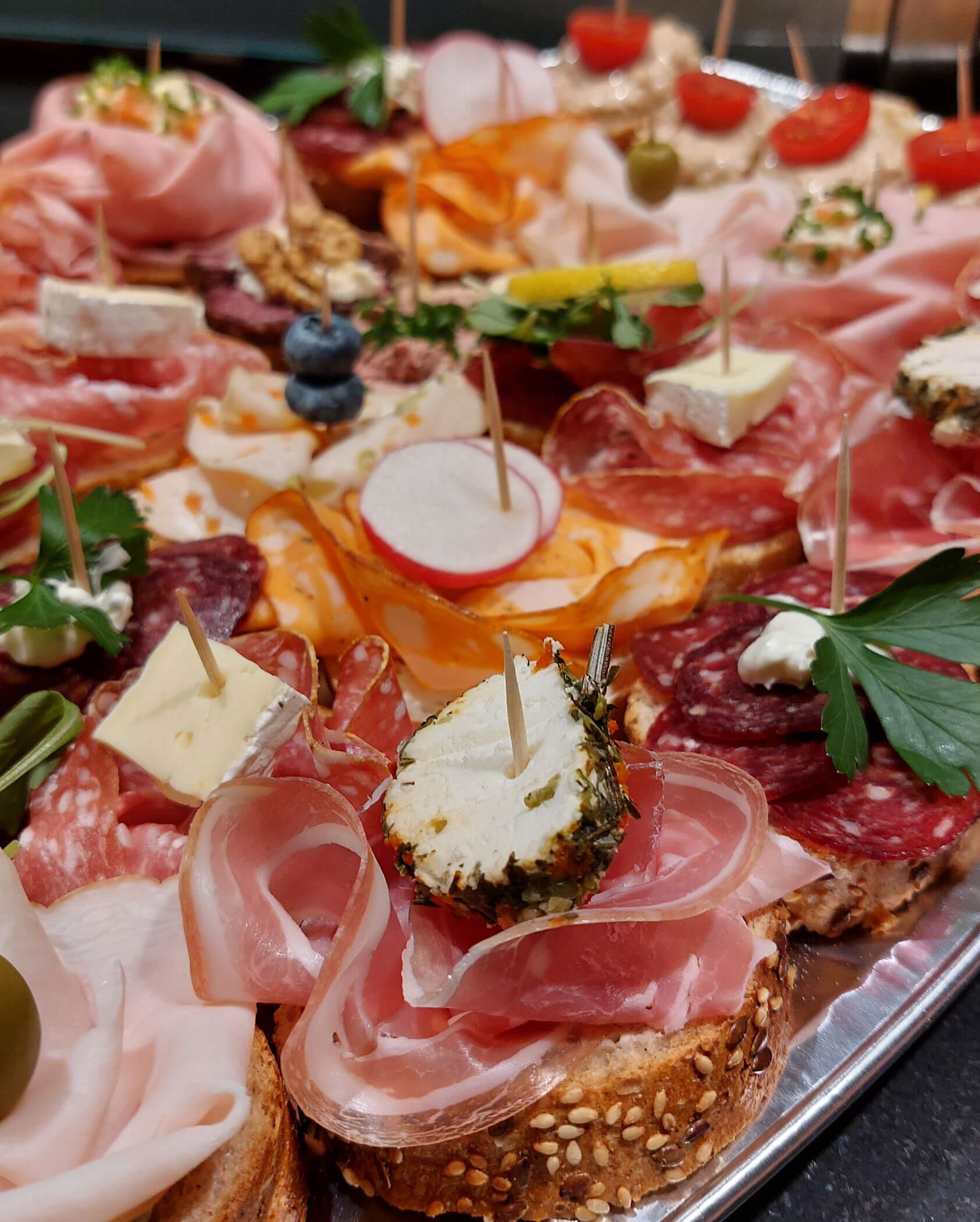 Belegte Brötchen mit Speck, Schinken, Kaminwurzen und Käse - Metzgerei Senfter