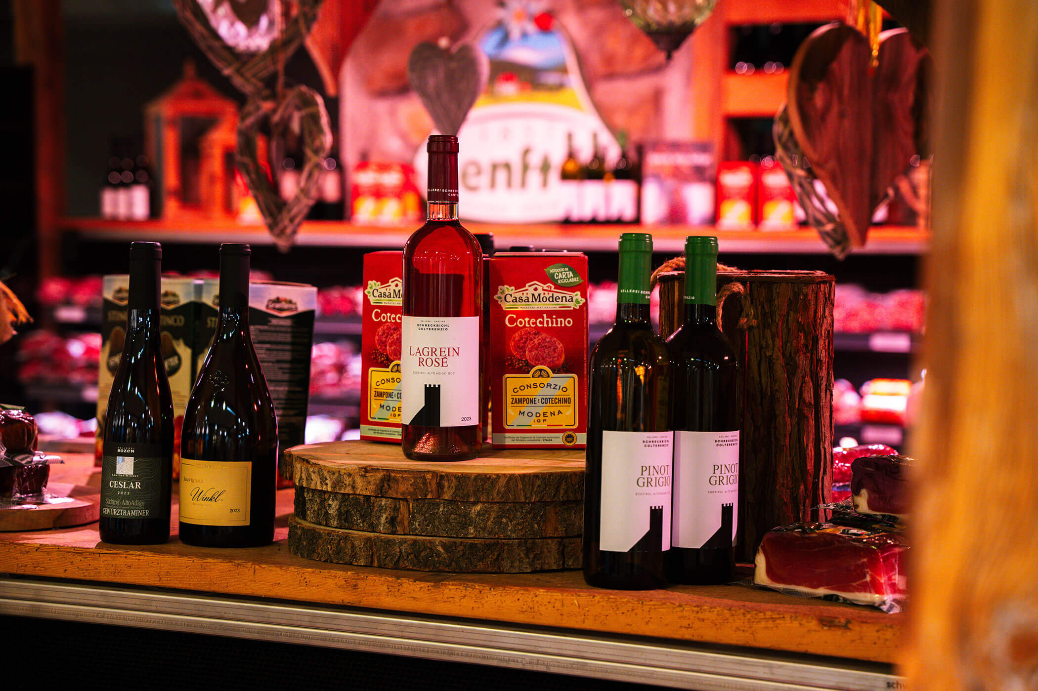 Verschiedene Weinsorten in der Metzgerei Senfter